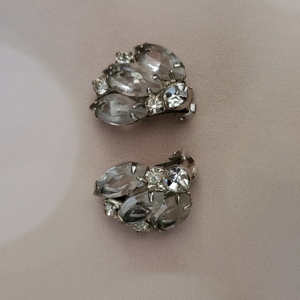 Vintage Silvertone clear rhinestones prong set clip ons unsigned - Picture 4 of 6